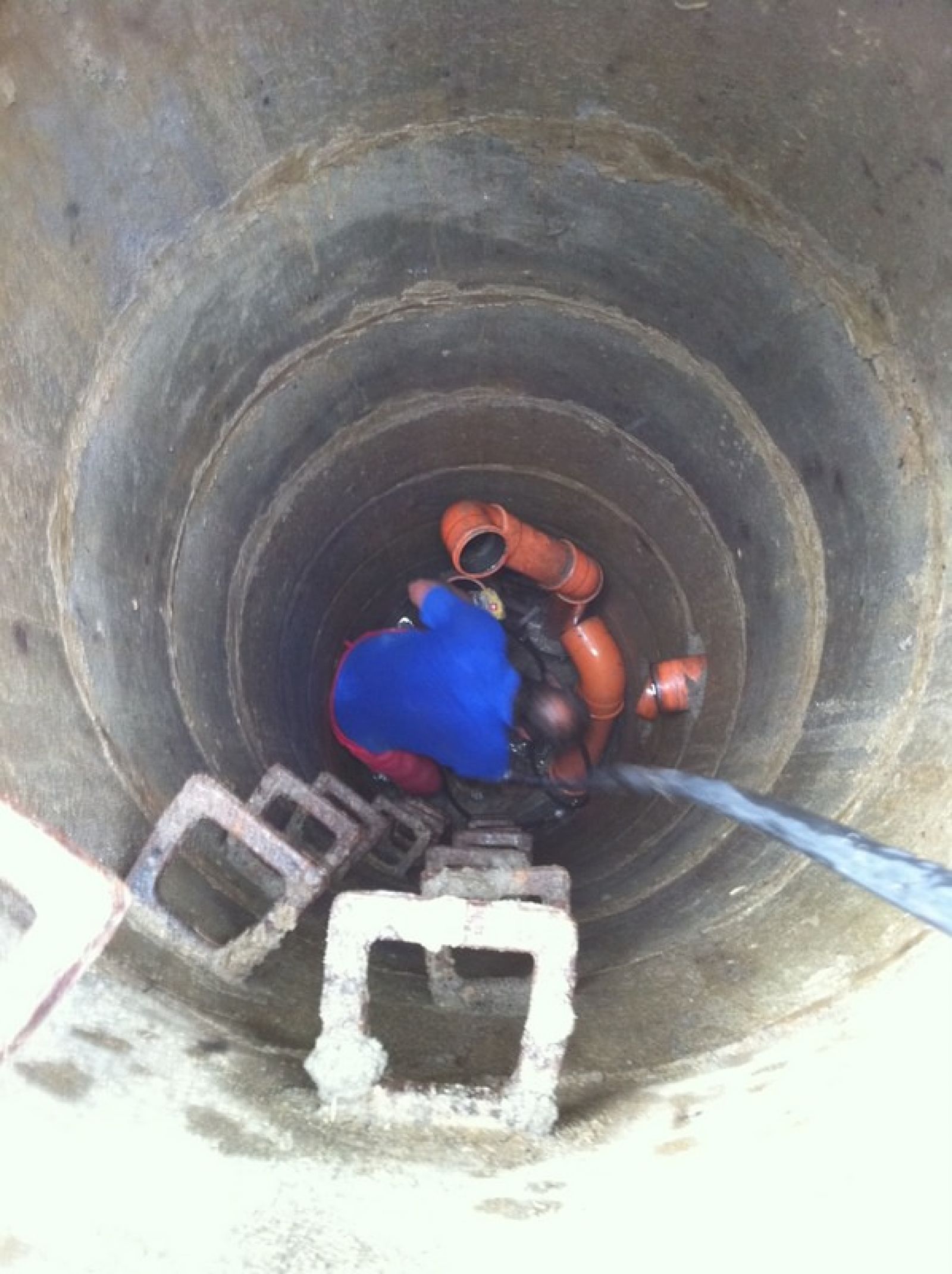 Abwasserhebung in Kanalschacht